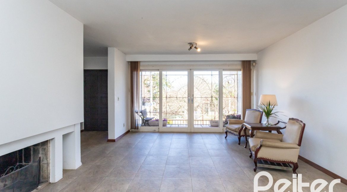 Casa à venda com 250m², 3 dormitórios, 1 suíte, 4 vagas, no bairro Vila Assunção em Porto Alegre