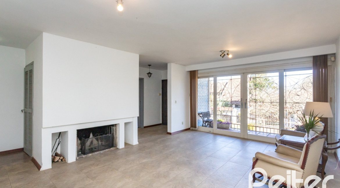 Casa à venda com 250m², 3 dormitórios, 1 suíte, 4 vagas, no bairro Vila Assunção em Porto Alegre