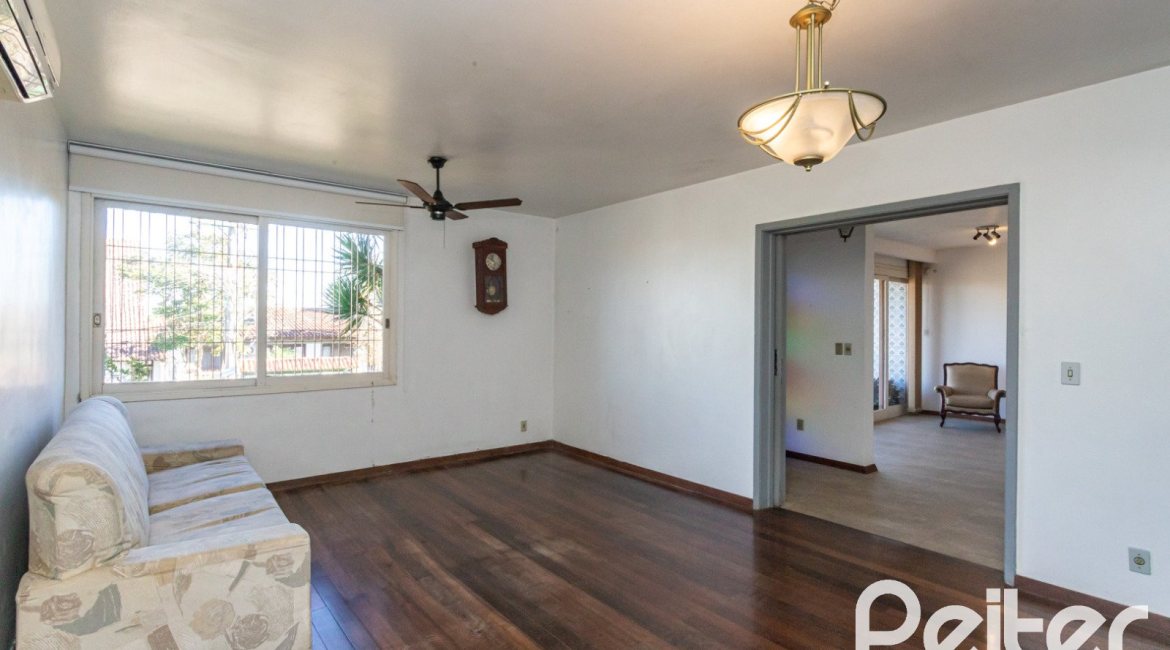 Casa à venda com 250m², 3 dormitórios, 1 suíte, 4 vagas, no bairro Vila Assunção em Porto Alegre