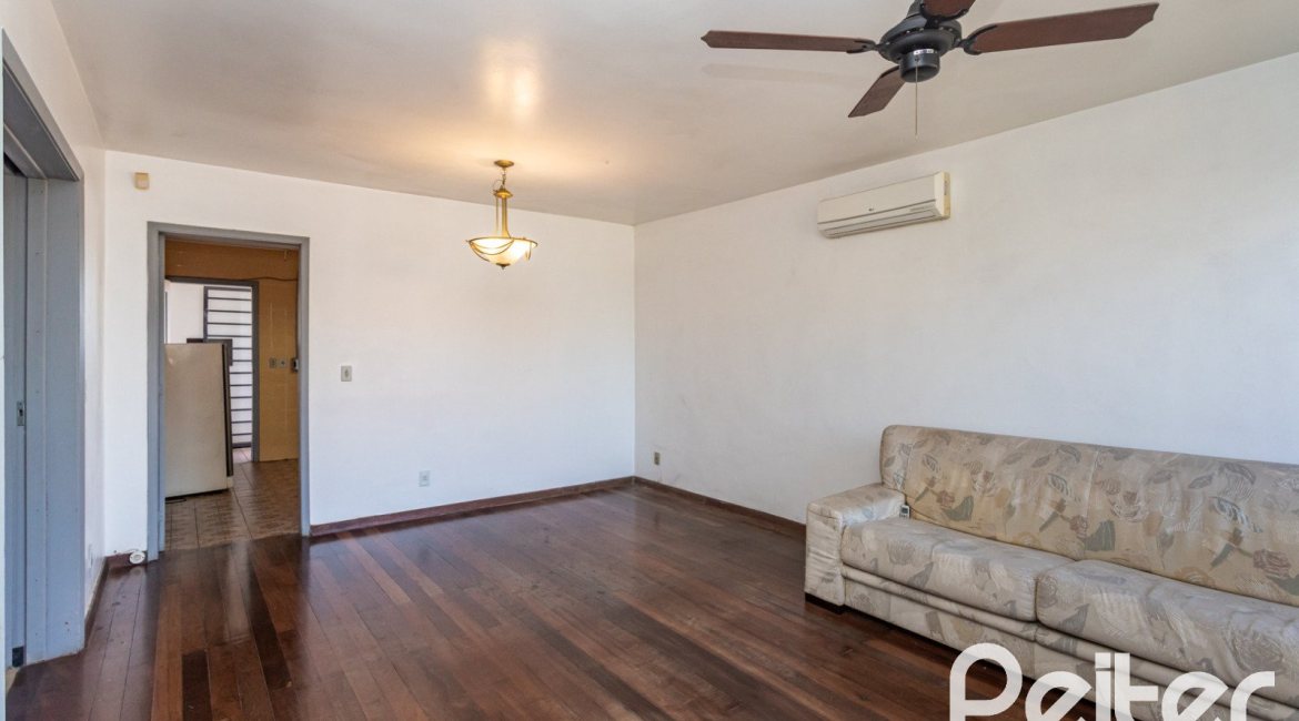 Casa à venda com 250m², 3 dormitórios, 1 suíte, 4 vagas, no bairro Vila Assunção em Porto Alegre