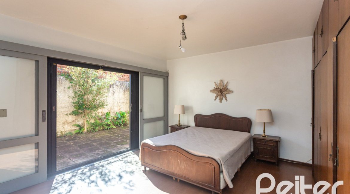 Casa à venda com 250m², 3 dormitórios, 1 suíte, 4 vagas, no bairro Vila Assunção em Porto Alegre