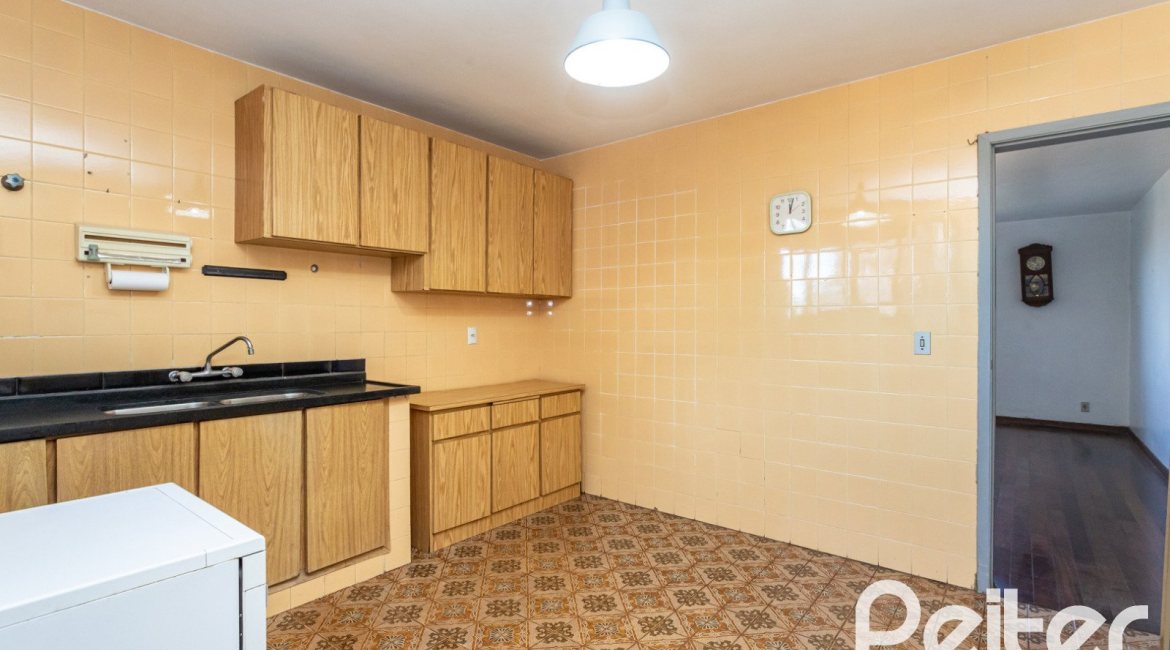 Casa à venda com 250m², 3 dormitórios, 1 suíte, 4 vagas, no bairro Vila Assunção em Porto Alegre