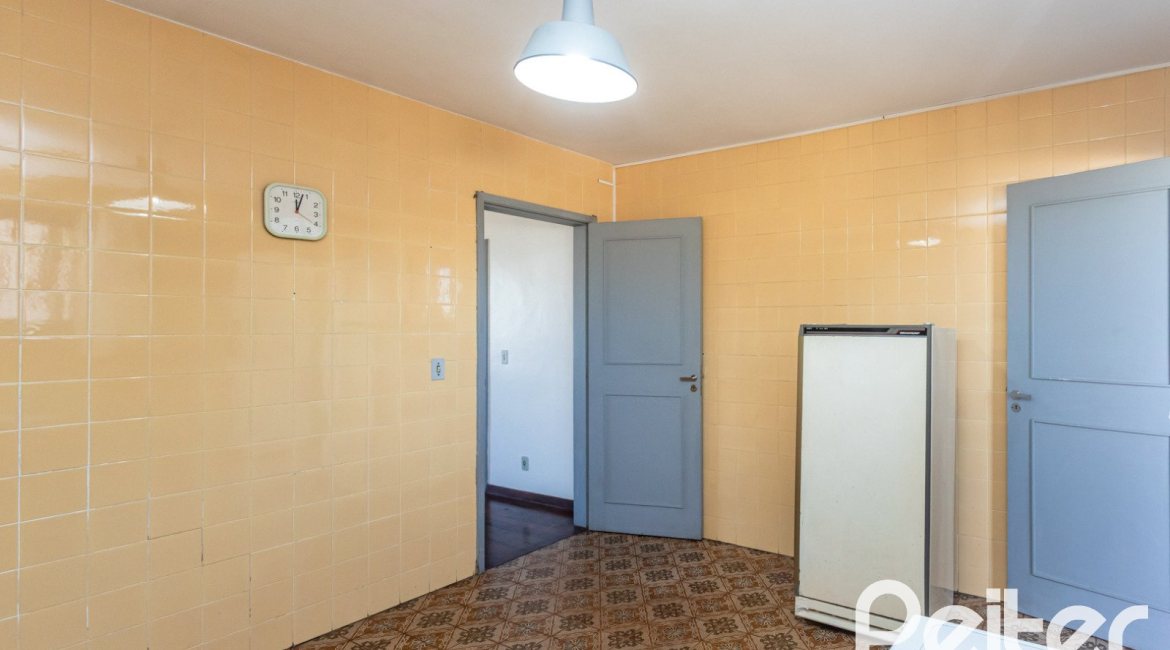 Casa à venda com 250m², 3 dormitórios, 1 suíte, 4 vagas, no bairro Vila Assunção em Porto Alegre