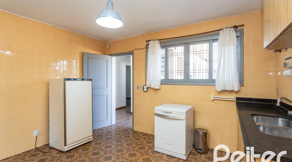 Casa à venda com 250m², 3 dormitórios, 1 suíte, 4 vagas, no bairro Vila Assunção em Porto Alegre