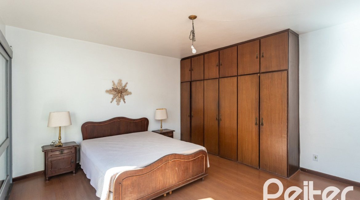Casa à venda com 250m², 3 dormitórios, 1 suíte, 4 vagas, no bairro Vila Assunção em Porto Alegre