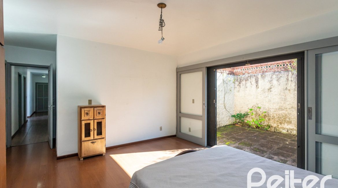 Casa à venda com 250m², 3 dormitórios, 1 suíte, 4 vagas, no bairro Vila Assunção em Porto Alegre