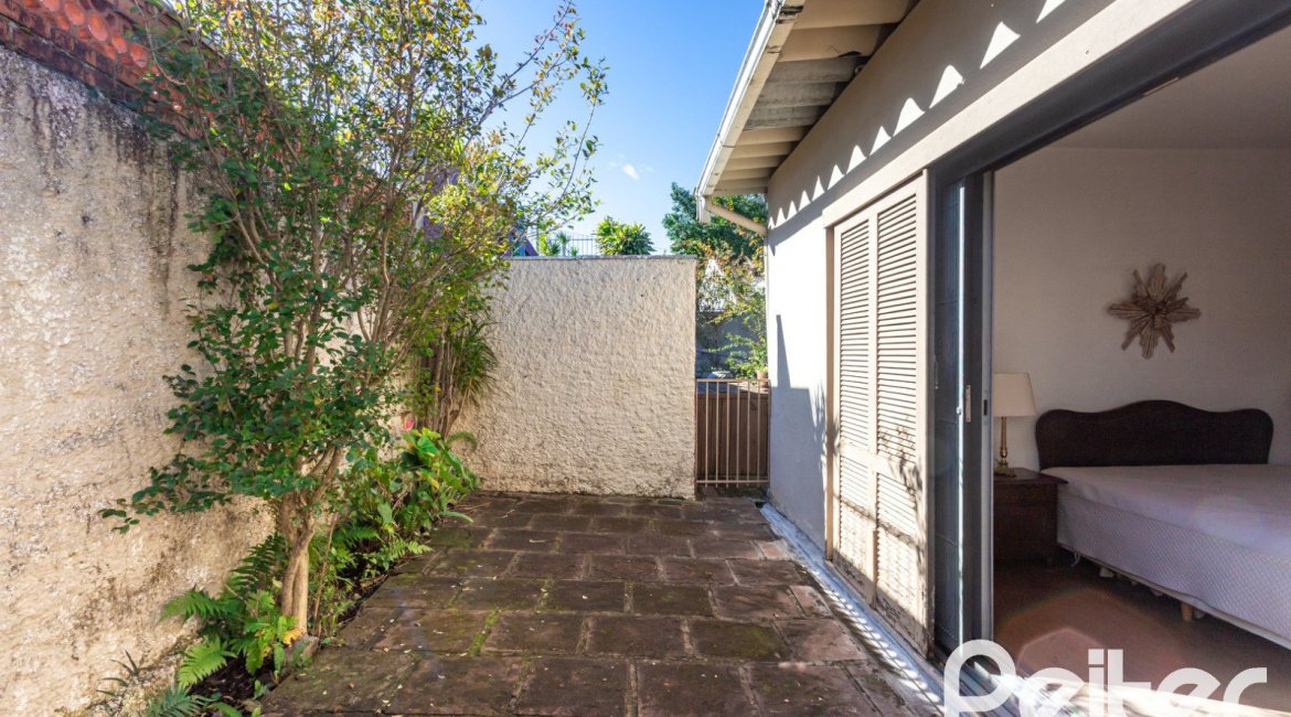 Casa à venda com 250m², 3 dormitórios, 1 suíte, 4 vagas, no bairro Vila Assunção em Porto Alegre