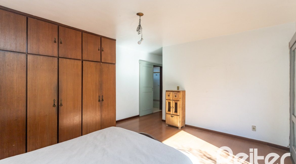Casa à venda com 250m², 3 dormitórios, 1 suíte, 4 vagas, no bairro Vila Assunção em Porto Alegre