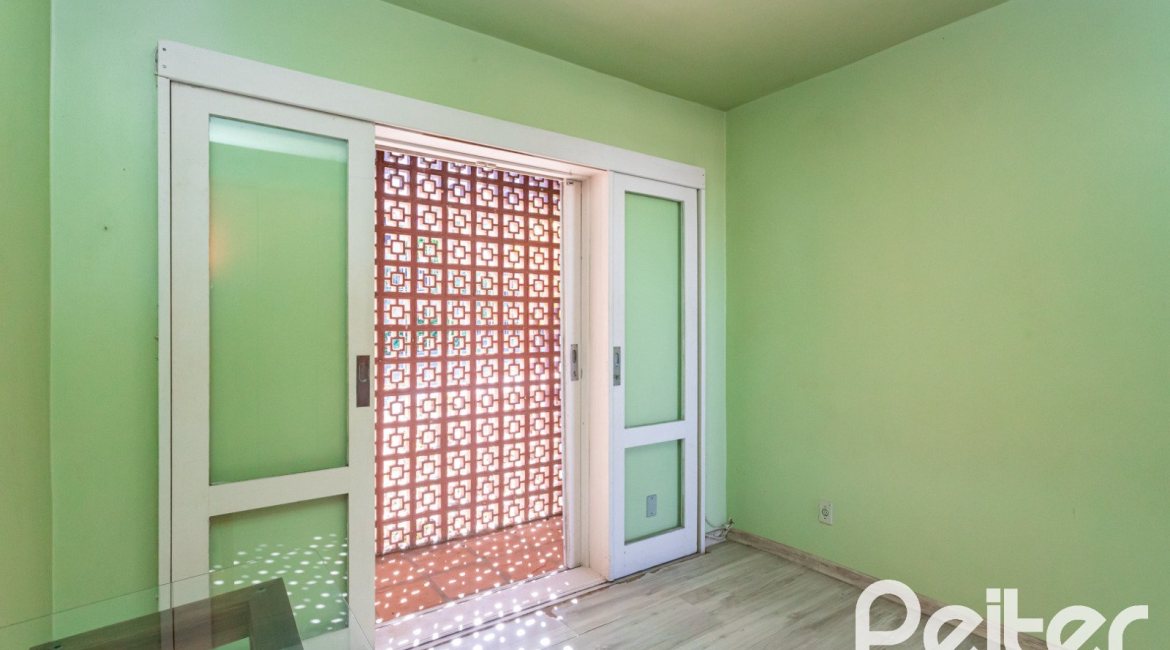 Casa à venda com 250m², 3 dormitórios, 1 suíte, 4 vagas, no bairro Vila Assunção em Porto Alegre
