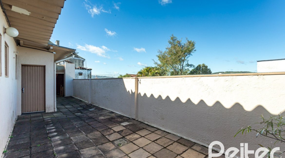 Casa à venda com 250m², 3 dormitórios, 1 suíte, 4 vagas, no bairro Vila Assunção em Porto Alegre