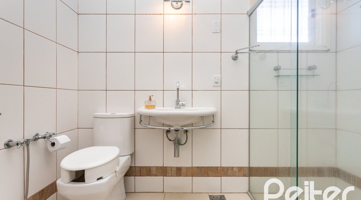 Casa à venda com 250m², 3 dormitórios, 1 suíte, 4 vagas, no bairro Vila Assunção em Porto Alegre