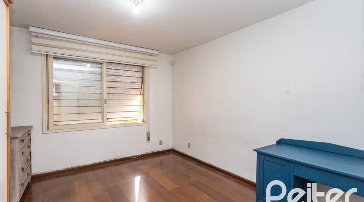 Casa à venda com 250m², 3 dormitórios, 1 suíte, 4 vagas, no bairro Vila Assunção em Porto Alegre