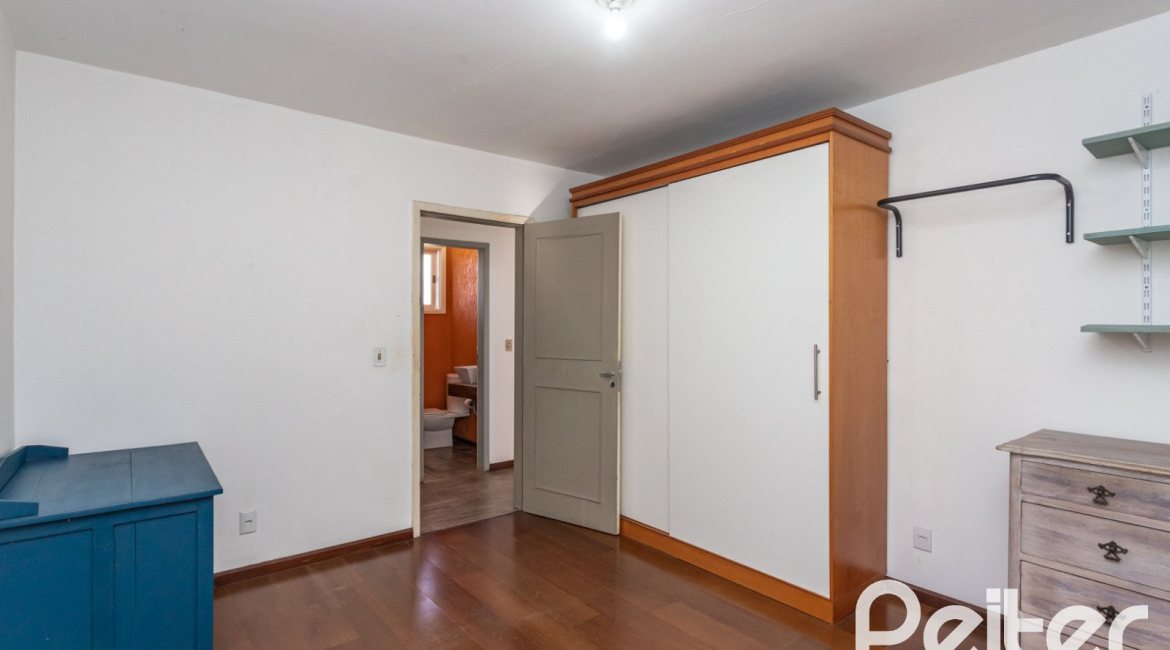 Casa à venda com 250m², 3 dormitórios, 1 suíte, 4 vagas, no bairro Vila Assunção em Porto Alegre