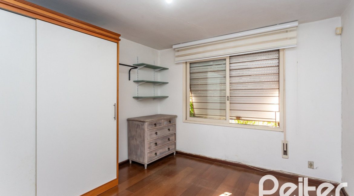 Casa à venda com 250m², 3 dormitórios, 1 suíte, 4 vagas, no bairro Vila Assunção em Porto Alegre