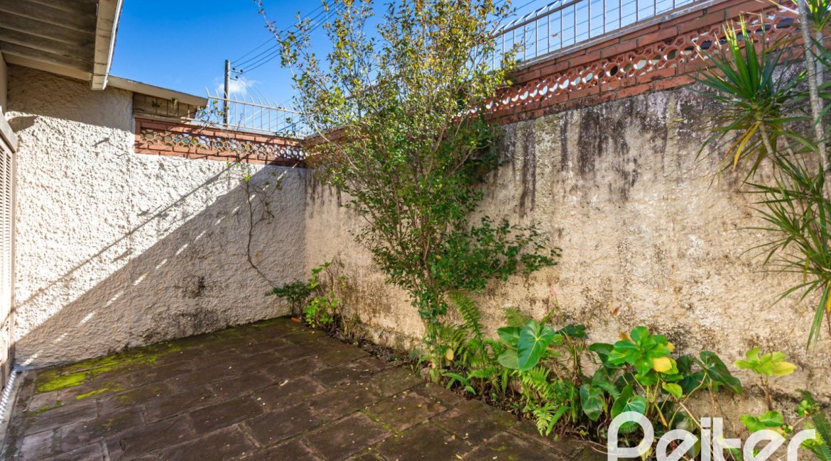 Casa à venda com 250m², 3 dormitórios, 1 suíte, 4 vagas, no bairro Vila Assunção em Porto Alegre