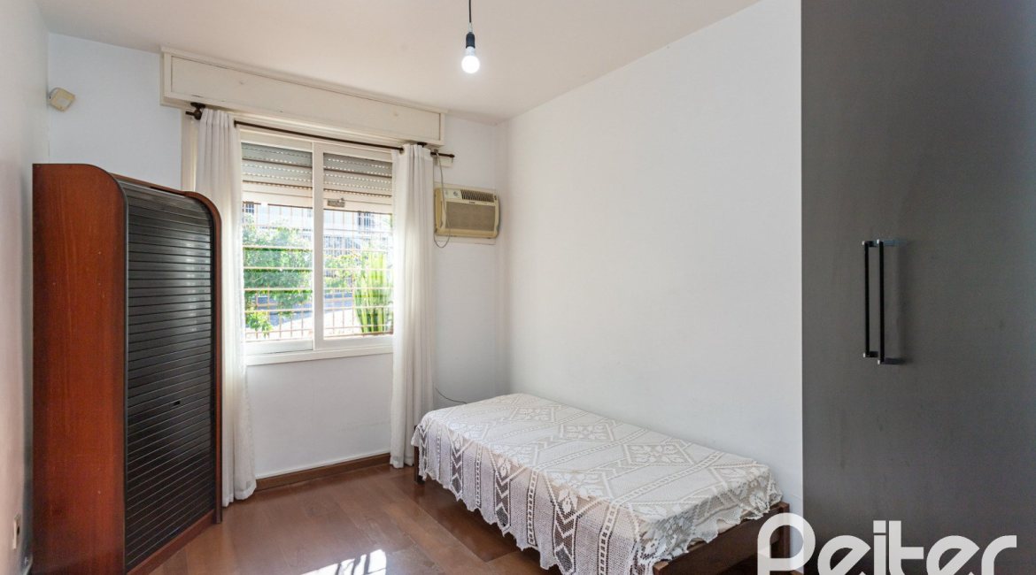 Casa à venda com 250m², 3 dormitórios, 1 suíte, 4 vagas, no bairro Vila Assunção em Porto Alegre