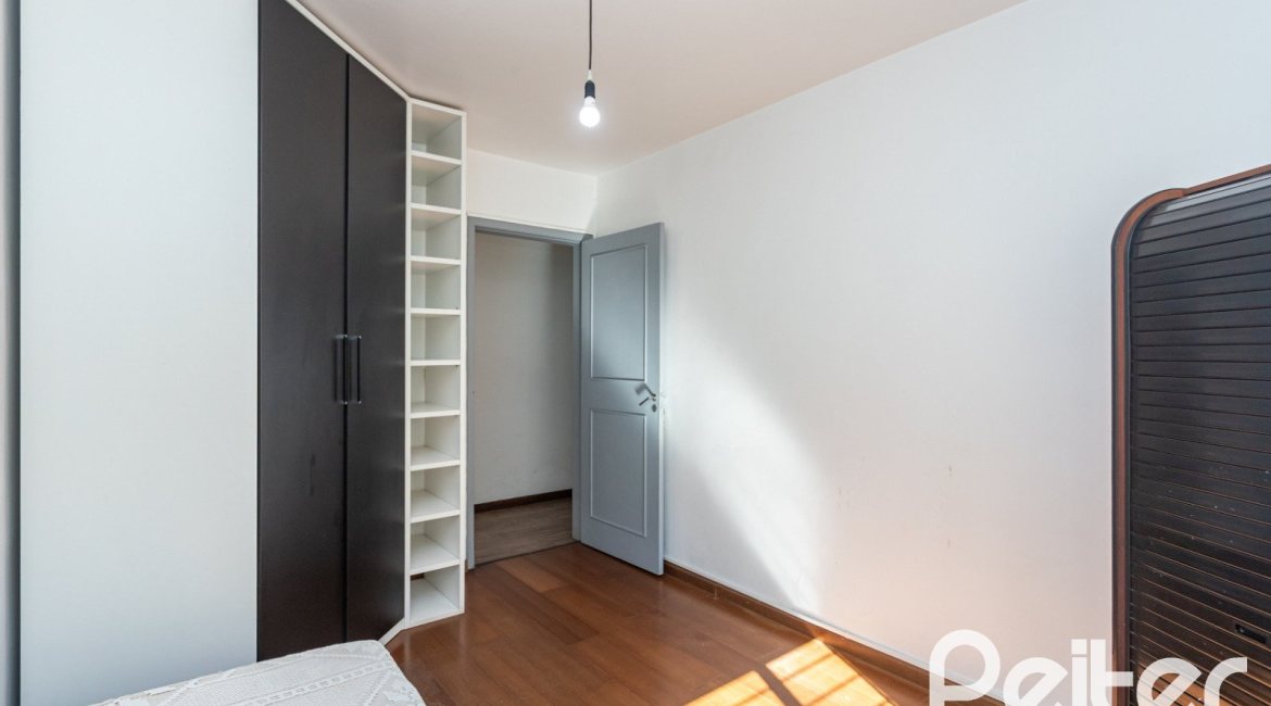Casa à venda com 250m², 3 dormitórios, 1 suíte, 4 vagas, no bairro Vila Assunção em Porto Alegre