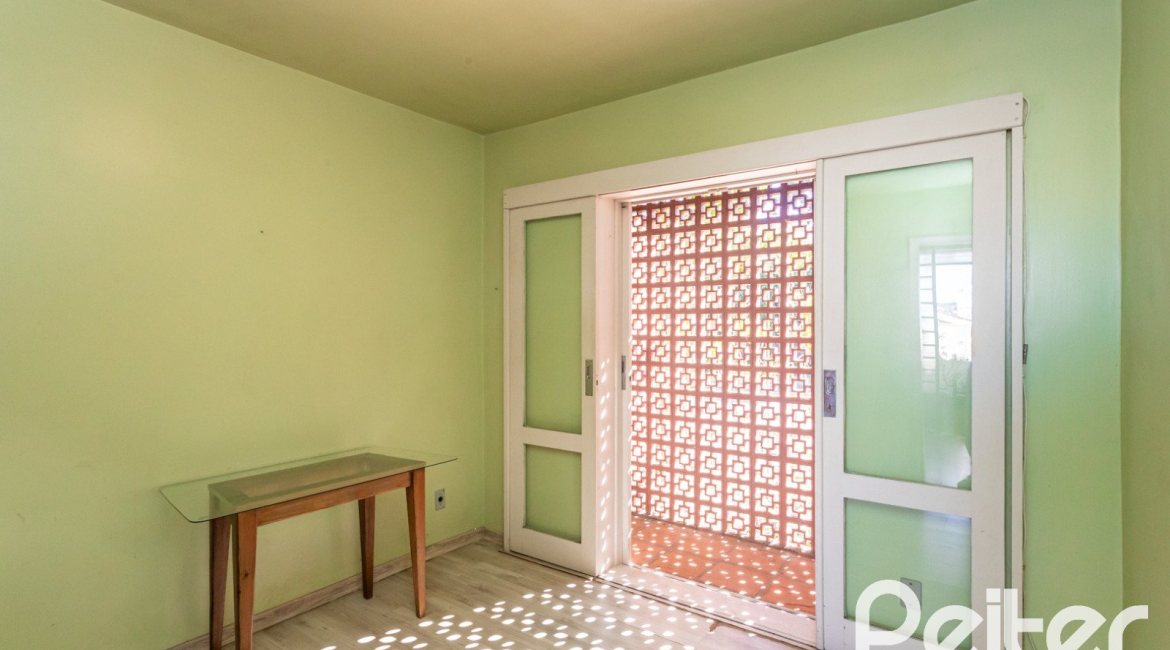 Casa à venda com 250m², 3 dormitórios, 1 suíte, 4 vagas, no bairro Vila Assunção em Porto Alegre