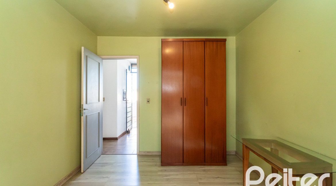 Casa à venda com 250m², 3 dormitórios, 1 suíte, 4 vagas, no bairro Vila Assunção em Porto Alegre