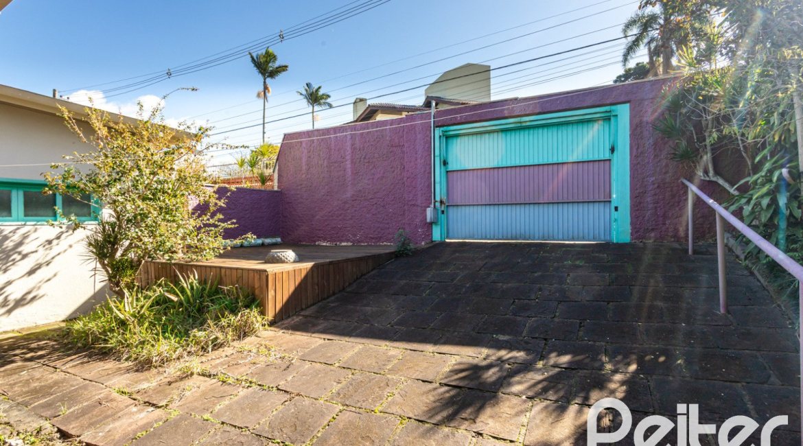 Casa à venda com 250m², 3 dormitórios, 1 suíte, 4 vagas, no bairro Vila Assunção em Porto Alegre