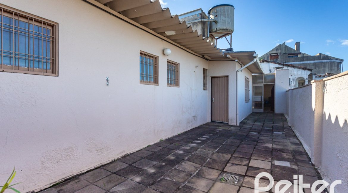 Casa à venda com 250m², 3 dormitórios, 1 suíte, 4 vagas, no bairro Vila Assunção em Porto Alegre