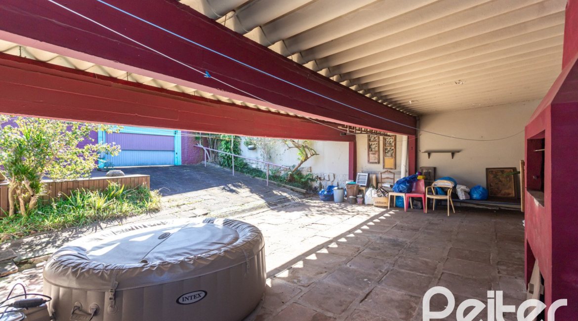 Casa à venda com 250m², 3 dormitórios, 1 suíte, 4 vagas, no bairro Vila Assunção em Porto Alegre