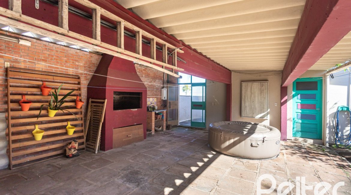 Casa à venda com 250m², 3 dormitórios, 1 suíte, 4 vagas, no bairro Vila Assunção em Porto Alegre