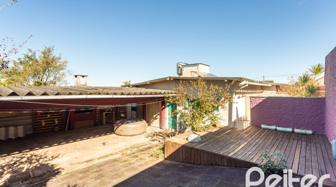 Casa à venda com 250m², 3 dormitórios, 1 suíte, 4 vagas, no bairro Vila Assunção em Porto Alegre