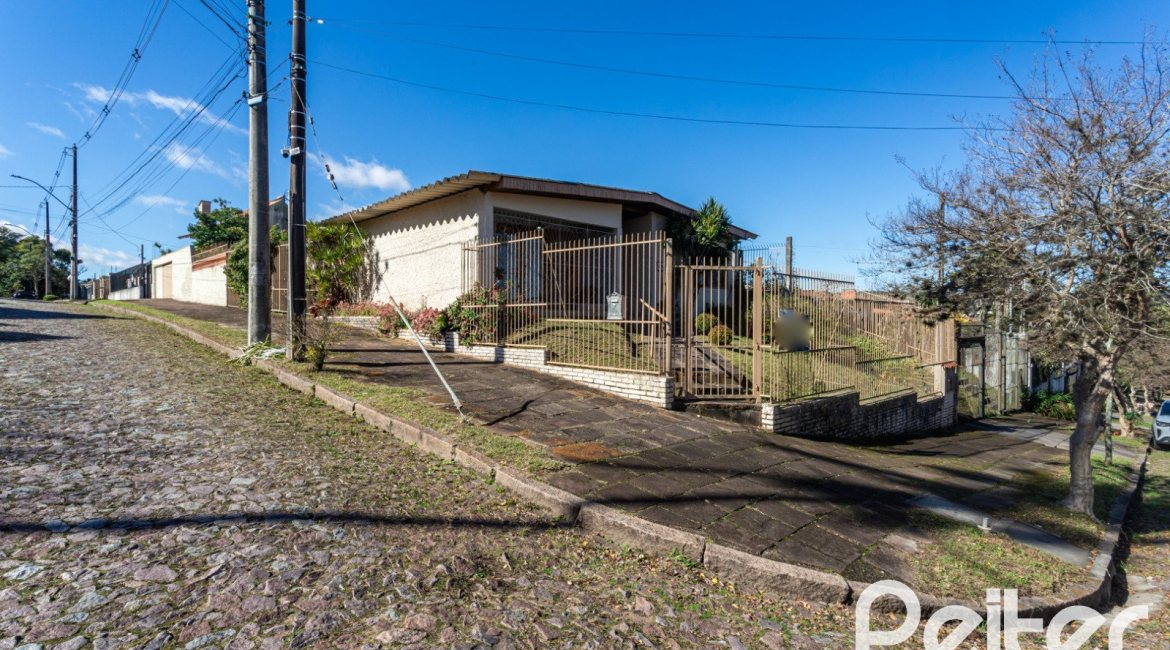 Casa à venda com 250m², 3 dormitórios, 1 suíte, 4 vagas, no bairro Vila Assunção em Porto Alegre