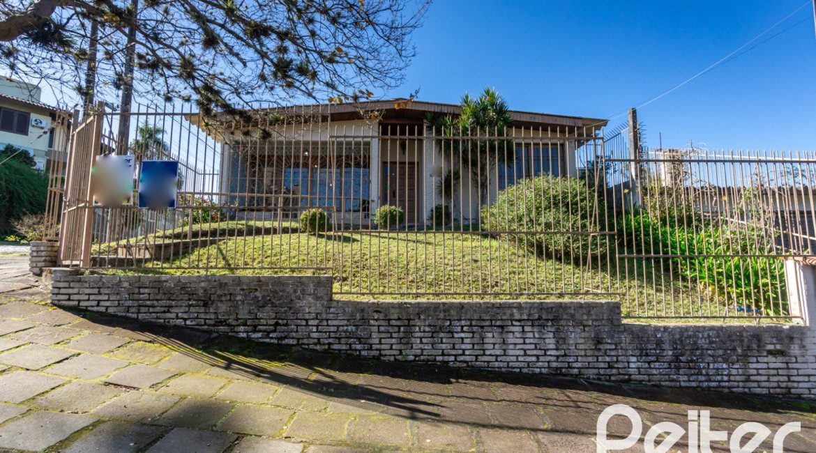 Casa à venda com 250m², 3 dormitórios, 1 suíte, 4 vagas, no bairro Vila Assunção em Porto Alegre