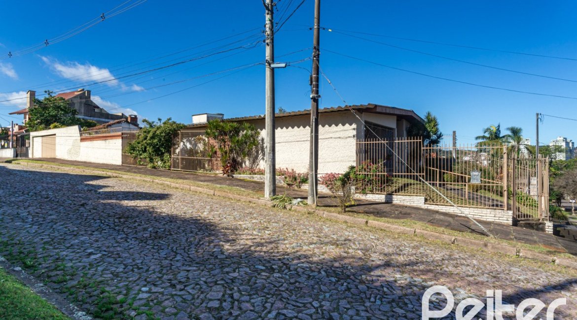 Casa à venda com 250m², 3 dormitórios, 1 suíte, 4 vagas, no bairro Vila Assunção em Porto Alegre