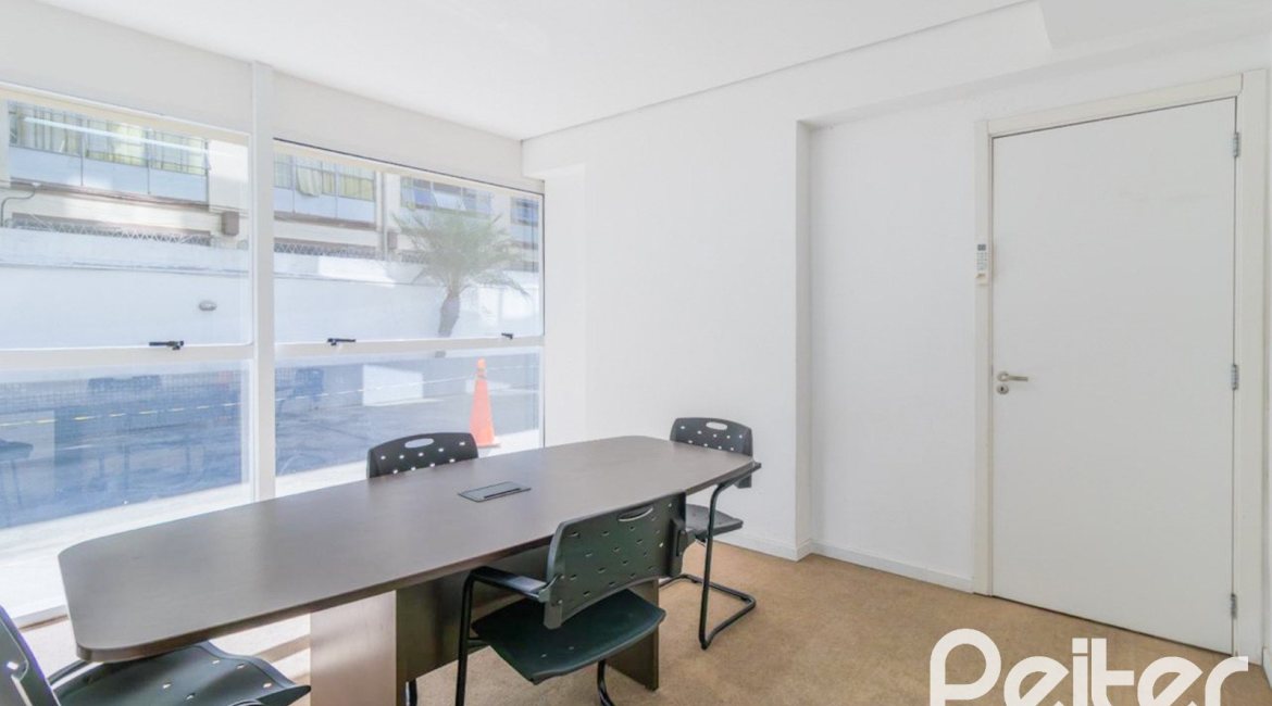 Comercial à venda com 37m², 1 vaga, no bairro Mont Serrat em Porto Alegre