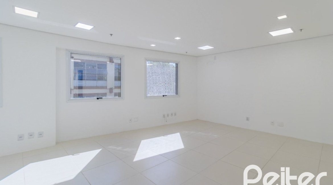 Comercial à venda com 37m², 1 vaga, no bairro Mont Serrat em Porto Alegre