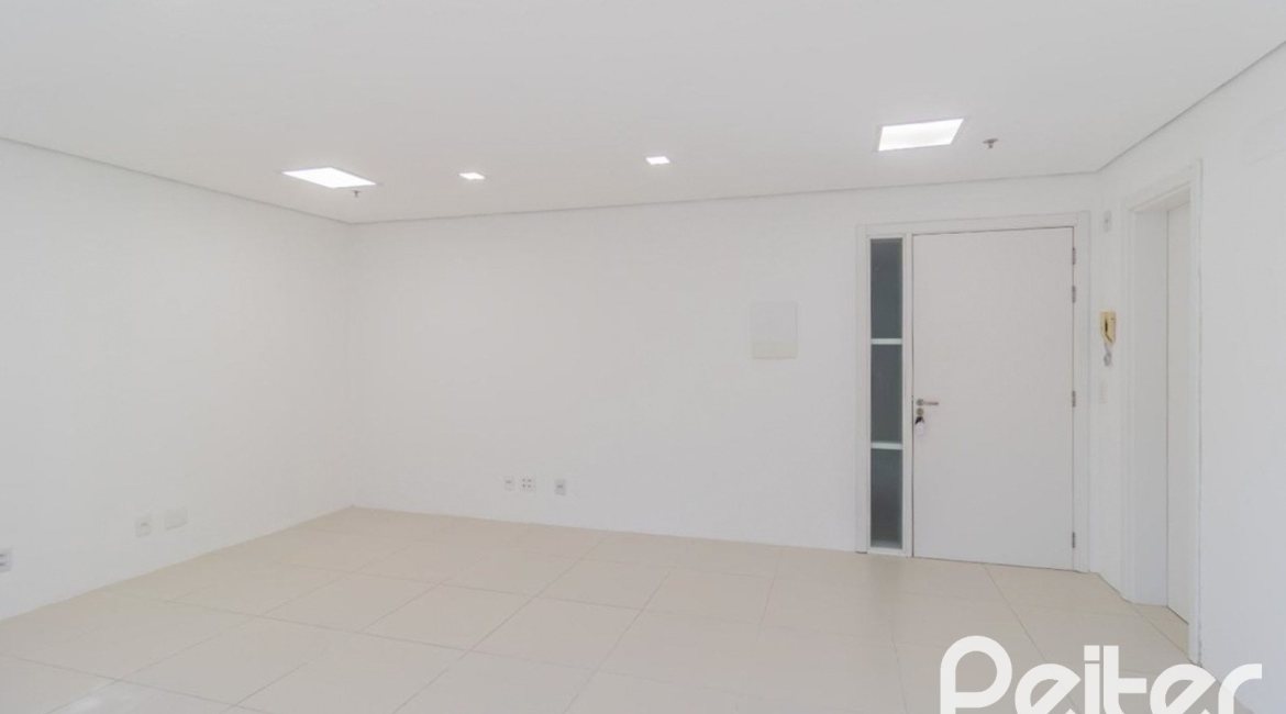 Comercial à venda com 37m², 1 vaga, no bairro Mont Serrat em Porto Alegre
