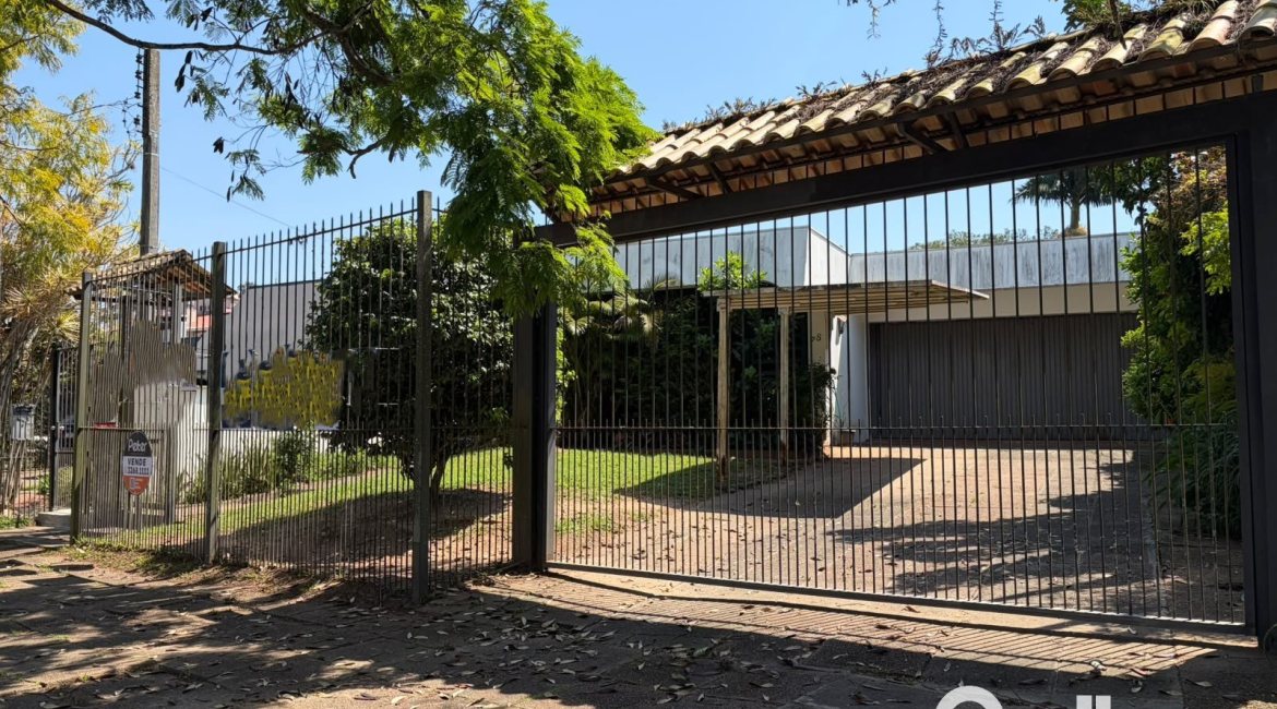 Casa à venda com 253m², 3 dormitórios, 1 suíte, 4 vagas, no bairro Jardim Isabel em Porto Alegre