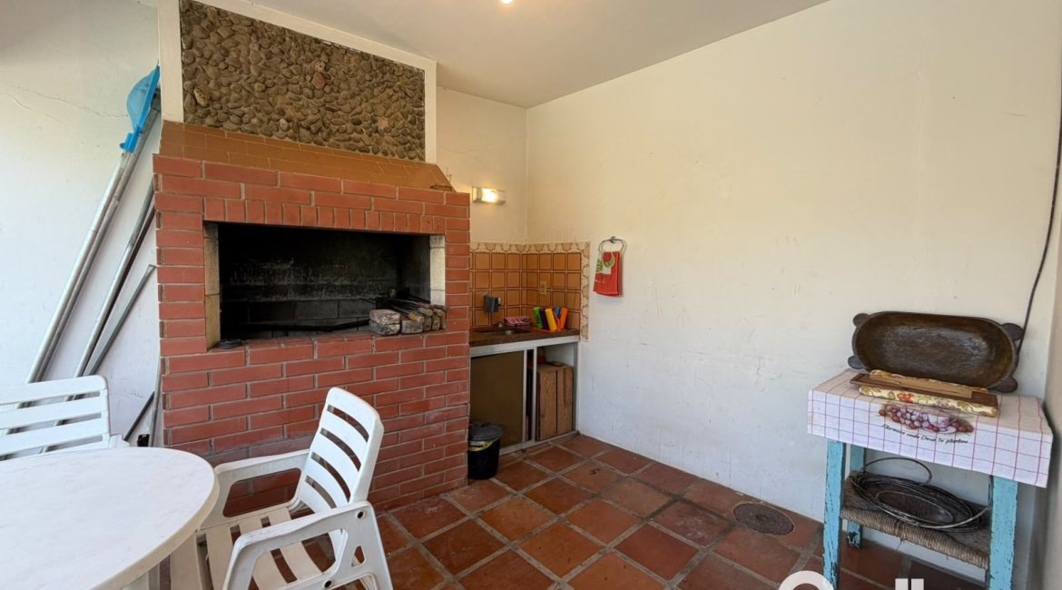 Casa à venda com 253m², 3 dormitórios, 1 suíte, 4 vagas, no bairro Jardim Isabel em Porto Alegre
