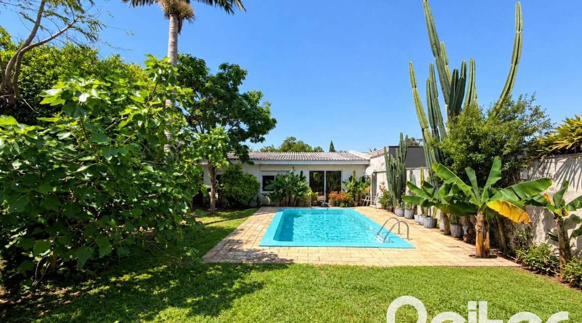 Casa à venda com 253m², 3 dormitórios, 1 suíte, 4 vagas, no bairro Jardim Isabel em Porto Alegre