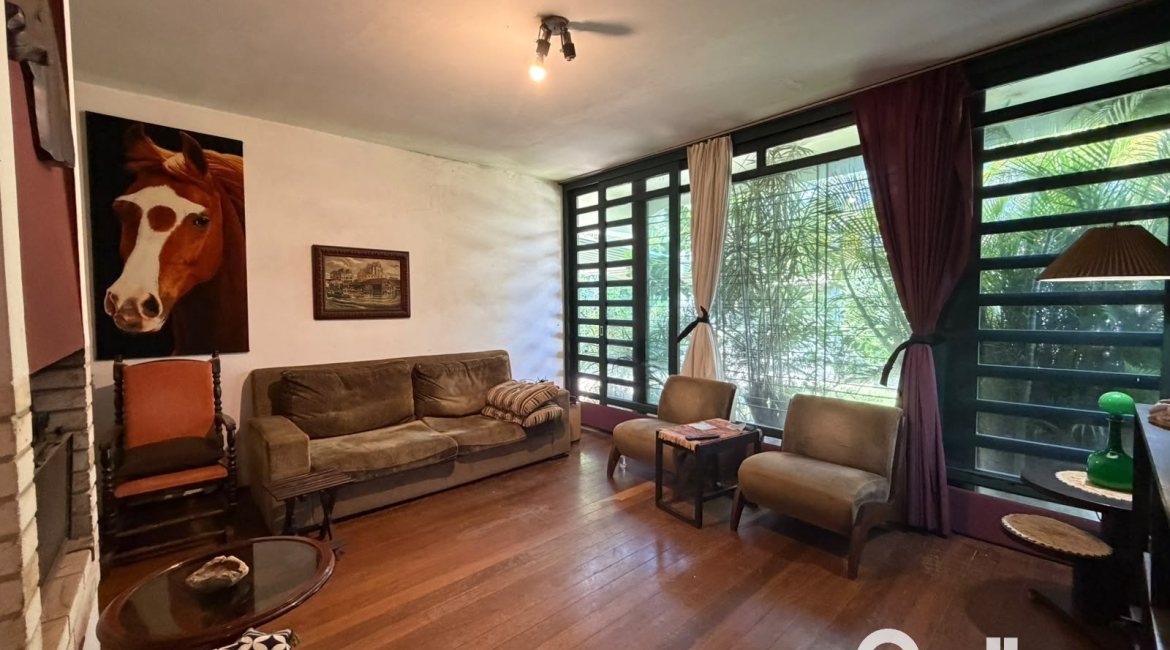 Casa à venda com 253m², 3 dormitórios, 1 suíte, 4 vagas, no bairro Jardim Isabel em Porto Alegre