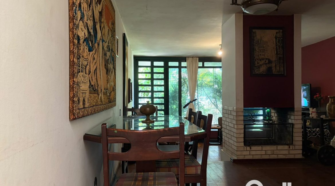 Casa à venda com 253m², 3 dormitórios, 1 suíte, 4 vagas, no bairro Jardim Isabel em Porto Alegre