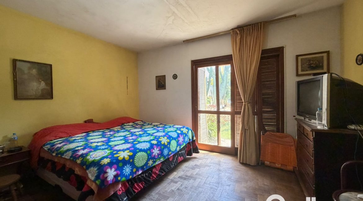 Casa à venda com 253m², 3 dormitórios, 1 suíte, 4 vagas, no bairro Jardim Isabel em Porto Alegre
