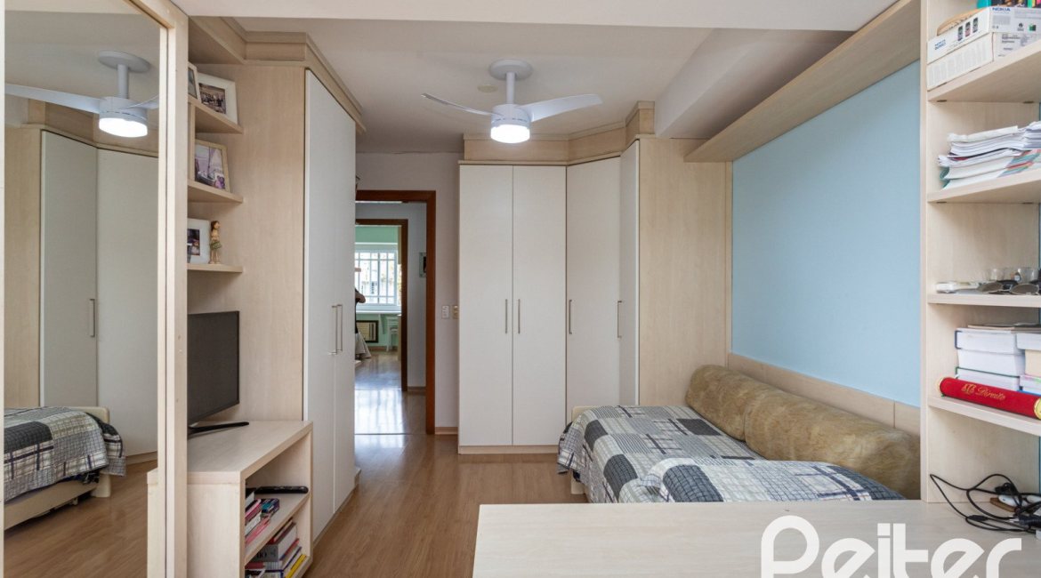 Casa em Condomínio à venda com 250m², 3 dormitórios, 1 suíte, 3 vagas, no bairro Tristeza em PORTO ALEGRE