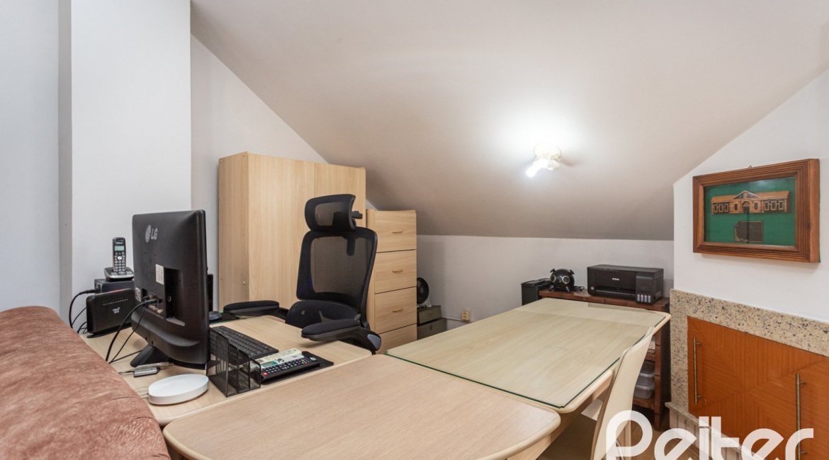 Casa em Condomínio à venda com 250m², 3 dormitórios, 1 suíte, 3 vagas, no bairro Tristeza em PORTO ALEGRE