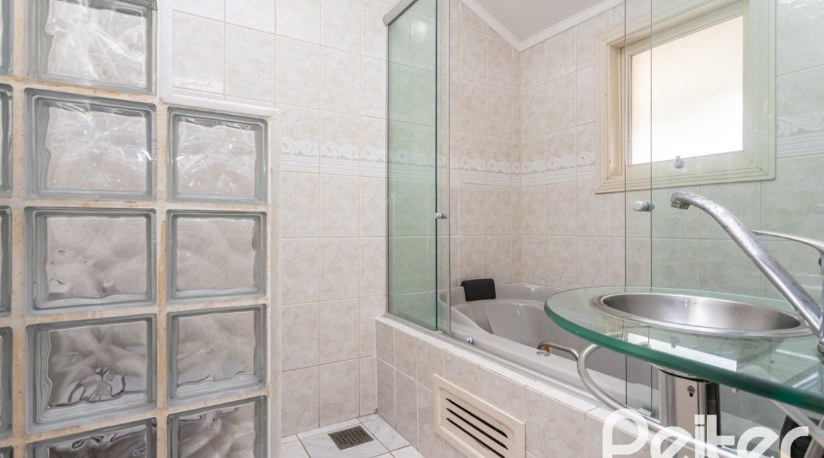 Casa em Condomínio à venda com 250m², 3 dormitórios, 1 suíte, 3 vagas, no bairro Tristeza em PORTO ALEGRE