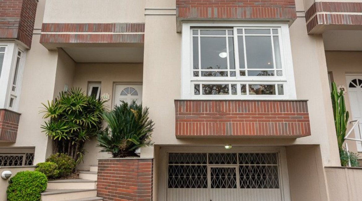 Casa em Condomínio à venda com 250m², 3 dormitórios, 1 suíte, 3 vagas, no bairro Tristeza em PORTO ALEGRE