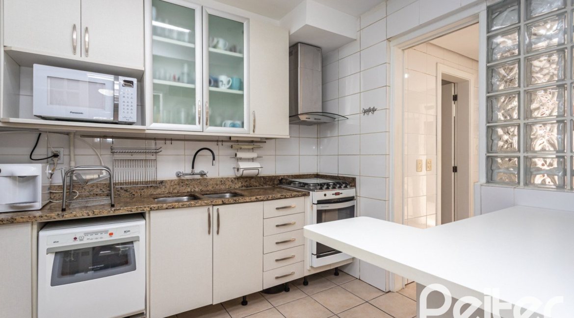Casa em Condomínio à venda com 250m², 3 dormitórios, 1 suíte, 3 vagas, no bairro Tristeza em PORTO ALEGRE