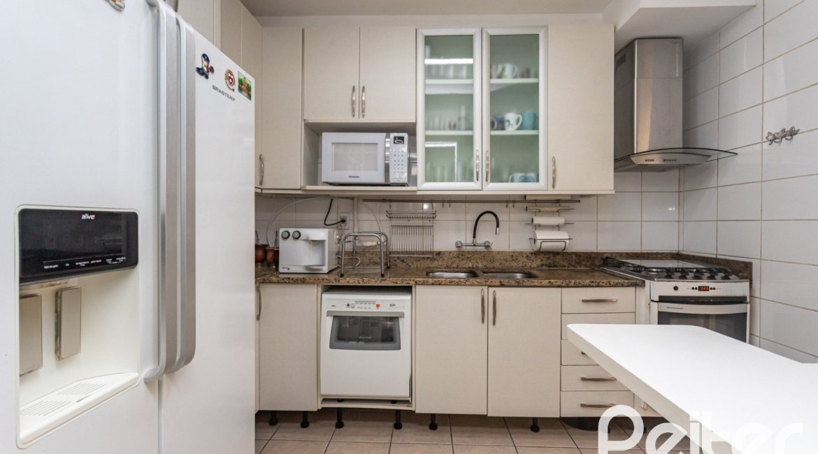 Casa em Condomínio à venda com 250m², 3 dormitórios, 1 suíte, 3 vagas, no bairro Tristeza em PORTO ALEGRE