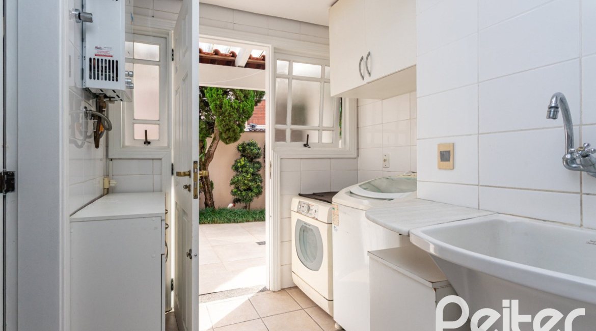 Casa em Condomínio à venda com 250m², 3 dormitórios, 1 suíte, 3 vagas, no bairro Tristeza em PORTO ALEGRE