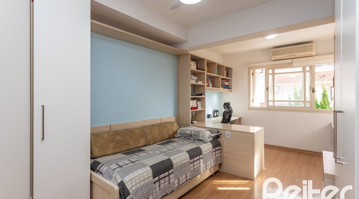 Casa em Condomínio à venda com 250m², 3 dormitórios, 1 suíte, 3 vagas, no bairro Tristeza em PORTO ALEGRE