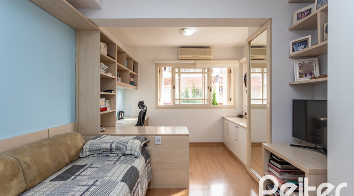 Casa em Condomínio à venda com 250m², 3 dormitórios, 1 suíte, 3 vagas, no bairro Tristeza em PORTO ALEGRE