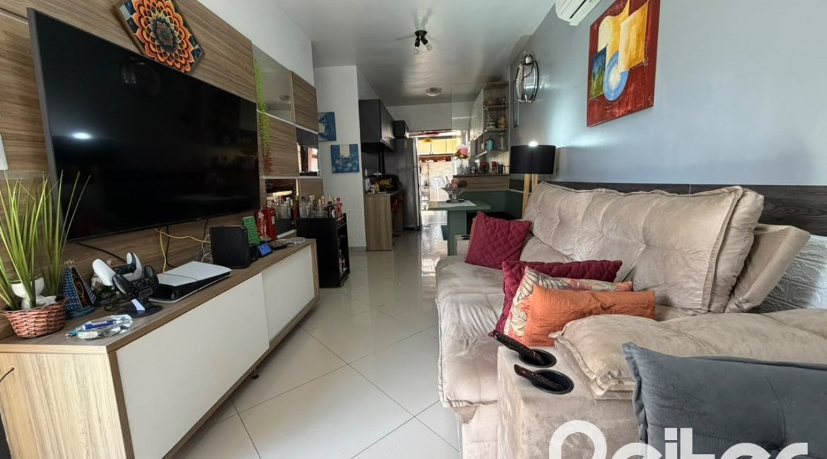 Casa à venda com 52m², 2 dormitórios, 2 vagas, no bairro Hípica em Porto Alegre